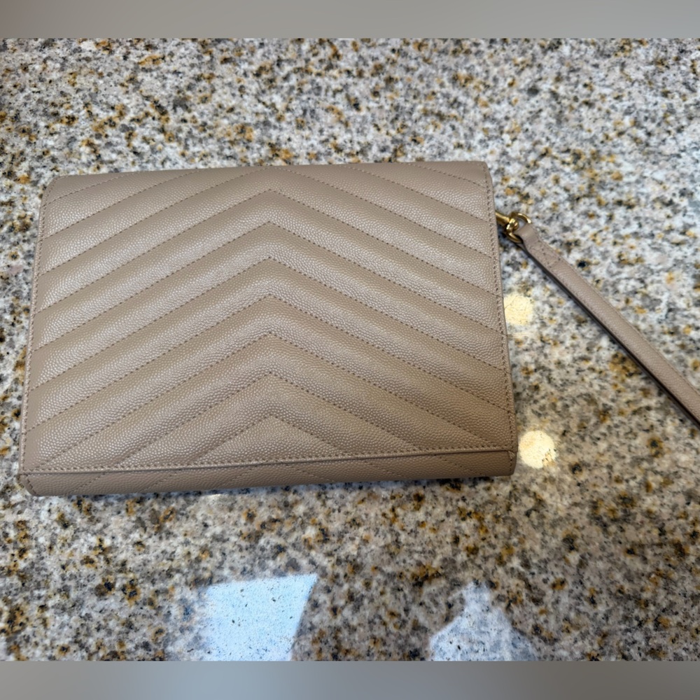 AUTHENTIC Saint Laurent Beige Chevron Quilted Wristlet with Gold YSL Logo - Picture 4 of 11